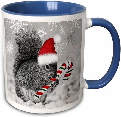 Miniatura 10 de 3dRose Esta linda ardilla navideña tiene un bastón de caramelo y un sombrero de Santa en el paisaje invernal cubierto de nieve. Taza negra de dos