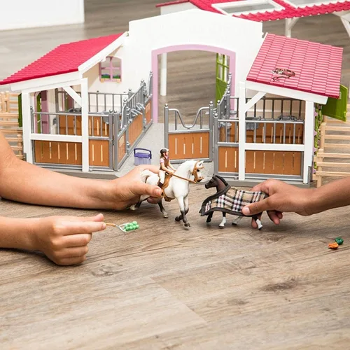 Miniatura 10 de Schleich Horse Club - Juego de juguetes de caballo de centro de equitación de 97 piezas con jinete, 2 caballos, granja y accesorios de figuras