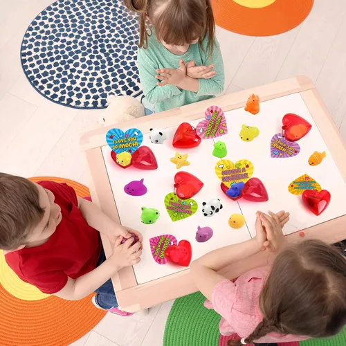 Miniatura 6 de SURCVIO Paquete de 28 juguetes esponjosos Mochi de San Valentín para niños, tarjetas de felicitación y mochi de animales rellenos