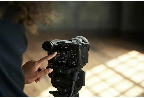 Miniatura 7 de Sony Kit de cámara de cine FX2 con mango XLR – Audio XLR doble, fotograma completo 4K (ILME-FX2) + lente Sony FE 0.945-2.756 in GM II + tarjeta