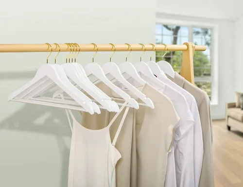 Miniatura 6 de Amber Home Paquete de 30 perchas de madera maciza para trajes, perchas de madera con acabado blanco liso con barra antideslizante para pantalones