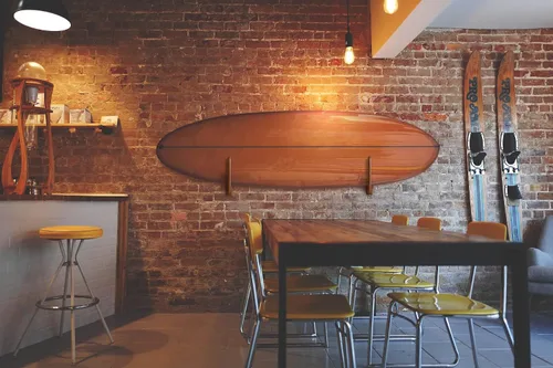 Miniatura 3 de TESLYAR Soporte de pared para tabla de surf, estante de madera para almacenamiento en pared, ganchos de madera maciza para tabla de surf, tabla