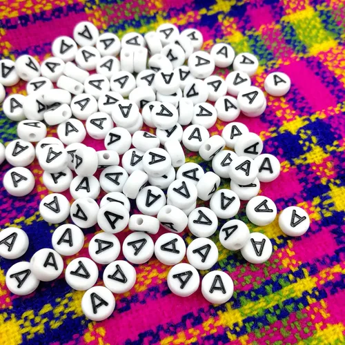 Miniatura 5 de Amaney - Cuentas de vocal A, 100 piezas de 0.276 x 0.157 in, blanco, redondo, acrílico, negro, alfabeto para fabricación de joyas Black-a