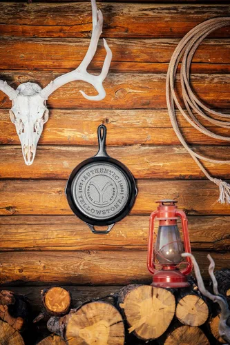 Miniatura 2 de Lodge Utensilios de cocina de hierro fundido con sello Yellowstone pre-sazonado, mango de lágrima exclusivo, uso en el horno, en la estufa