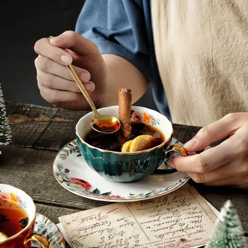Miniatura 4 de JOYOFUN Taza y Platillo de Té Verde, Taza de Café de Porcelana con Diseño Floral Forrado de Cerámica Real con Ribete Dorado y Cuchara, Taza