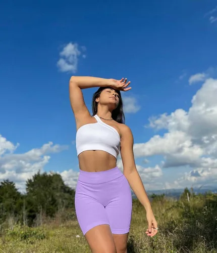 Miniatura 4 de OQQ Paquete de 3 pantalones cortos de yoga de cintura alta para mujer, acanalados, sin costuras, con control de abdomen, pantalones cortos