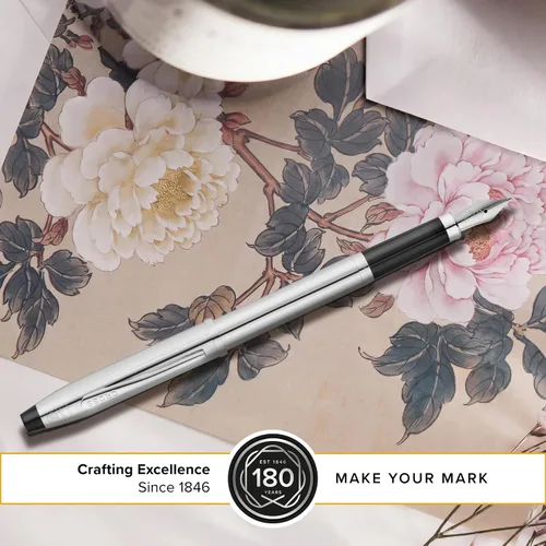 Miniatura 3 de Cross Century II - Estilógrafo recargable presentado en una caja de regalo de lujo - Punta media, tinta negra, cromo brillante (Lustrous Chrome)