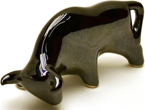 Miniatura 5 de Toro de escultura de cerámica hecho a mano y pintado a mano. Figura decorativa (tamaño pequeño 9.45 x 5.51 x 3.94 pulgadas) (negro mate)