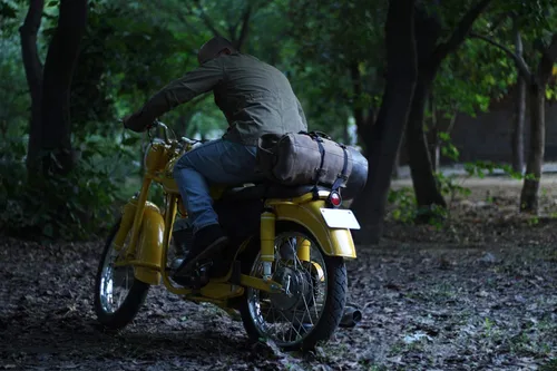 Miniatura 13 de Bolsa de lona para motocicleta de cuero genuino de grano completo resistente de inspiración militar Alforja Bolsa de fin de semana Con correas