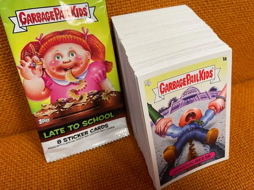 Miniatura 3 de 2020 Topps Garbage Pail Kids Late to School 200 Juego de base de calcomanías para tarjetas coleccionables