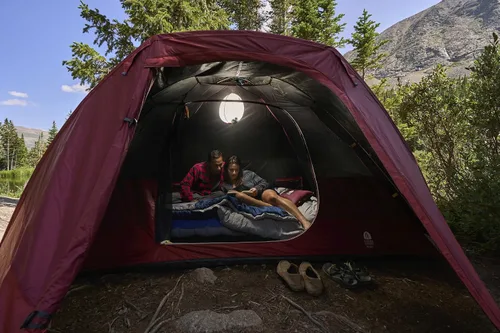 Miniatura 4 de Sierra Designs Alpenglow - Tienda de campaña para acampar construida con tecnología Twilight para bloquear el 98% de los rayos solares, fácil