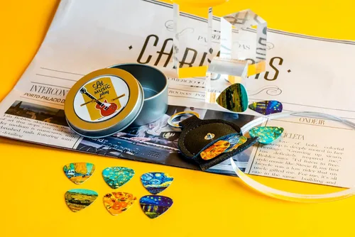 Miniatura 8 de Púas de guitarra Cheliz 12 púas de celuloide de calibre medio en una caja con soporte para púas. Regalo único de guitarra para bajo, guitarras Van