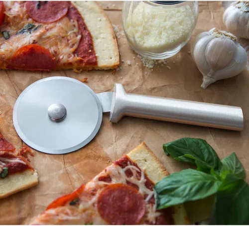 Miniatura 6 de Rada Cortador de la pizza de los cubiertos Rueda del acero inoxidable de 3 pulgadas con el aluminio hecho en los E.E.U.U., manija plateado