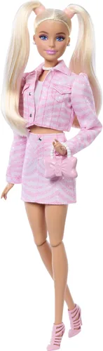 Barbie Muñeca de Estilo Deluxe #9 en Atuendo de Mezclilla Rosa, Cabello Rubio, Conjunto de Chaqueta y Falda a Juego con Accesorios como Clutch con