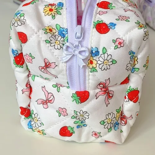 Miniatura 7 de SINOKAME Bolsa de maquillaje acolchada, bolsa de cosméticos hecha a mano de fresa, estuche organizador de maquillaje floral de coqueta, organizador