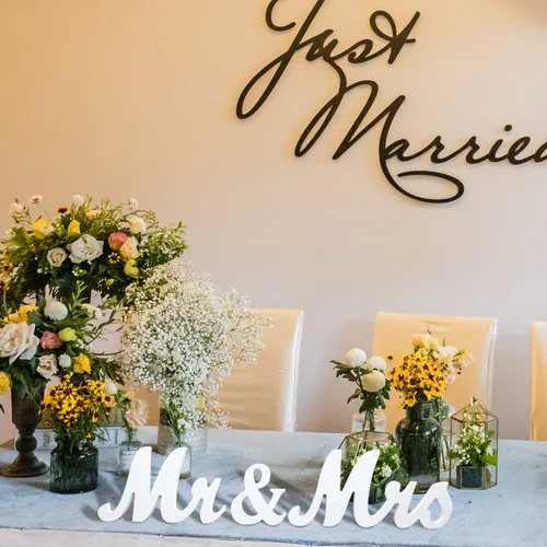 Miniatura 5 de BLOOBLOOMAX Letrero de madera con texto en inglés "Mr and Mrs", letras rústicas de Mr. & Mrs. para mesa de boda, decoración para fotos, mesa