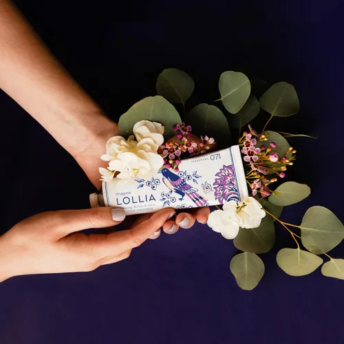 Miniatura 6 de LOLLIA Imagine Handcreme, 4 oz. - Sauce floreciente y loto - Crema de manos perfumada para mujeres, loción hidratante de manos para manos secas