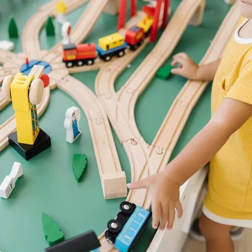 Miniatura 6 de Melissa & Doug Juego de ferrocarril de madera, 130 piezas