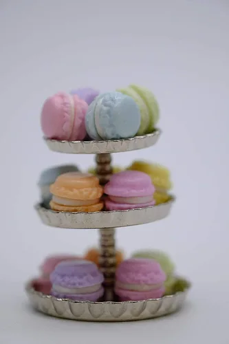 Miniatura 3 de 1shopforyou 21 piezas de mini detalles decorativos de macarrón francés – Pequeñas piezas de exhibición para decoración del hogar y estilo artesanal