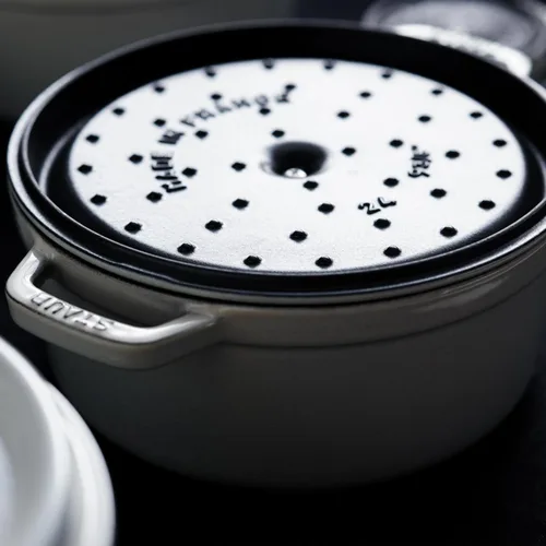 Miniatura 4 de Staub - Olla redonda de hierro fundido de 4 cuartos, color trufa blanca, fabricada en Francia blanco (White Truffle)
