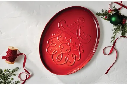 Miniatura 2 de Le Creuset Gres Colección Noel: Bandeja ovalada para galletas de Papá Noel, 14 onzas., Cerise w/Embossed Design
