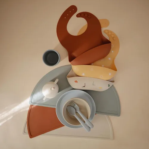 Miniatura 2 de Mushie - Babero de silicón para bebé, ajustable y resistente al agua (barro)