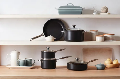Miniatura 2 de Le Creuset Cacerola PRO antiadherente endurecida con tapa de vidrio, 2 cuartos de galón.