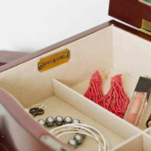 Miniatura 4 de Hives and Honey Noelle Jewelry Armoire, organizador de almacenamiento con cierre con 7 cajones y 2 puertas con ganchos para collares, cereza