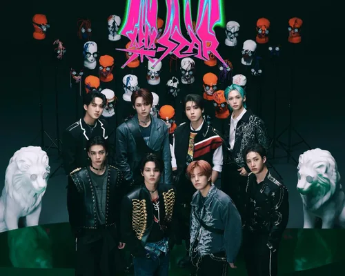 Miniatura 5 de Stray Kids -Star Rock-Star 8th Mini Album Standard 2 Versión SET CD+1p Panorama Mini Póster en Paquete+60p PhotoBook+1p PhotoCard+1p Unidad