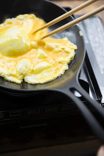 Miniatura 2 de Iwachu 24601 Omelet 24, Black Baking, Diámetro interior: 9.3 pulgadas (9.3 in), compatible con inducción, sartén, utensilios de hierro Nanbu