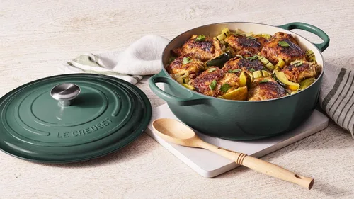 Miniatura 6 de Le Creuset Horno holandés redondo ancho Signature de hierro fundido esmaltado, 6.75 cuartos de galón., Blanco