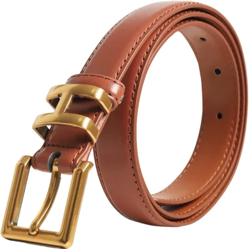 Miniatura 144 de Cinturón de cuero clásico con hebilla de metal para mujer con vestido de jeans
