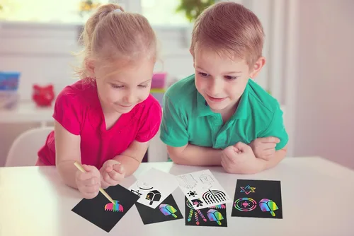 Miniatura 6 de The Dreidel Company Paquete de 12 plantillas de arte para rascar Hanukkah, arte de rascar arcoíris para niños con plantillas, marcadores y formas