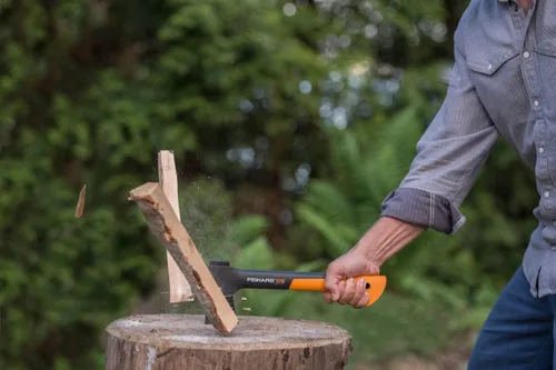 Miniatura 5 de Hacha de cortar Fiskars XS X7, incluye estuche de almacenamiento y transporte, longitud: 35.5 cm, revestimiento antiadherente, hoja de acero de alta