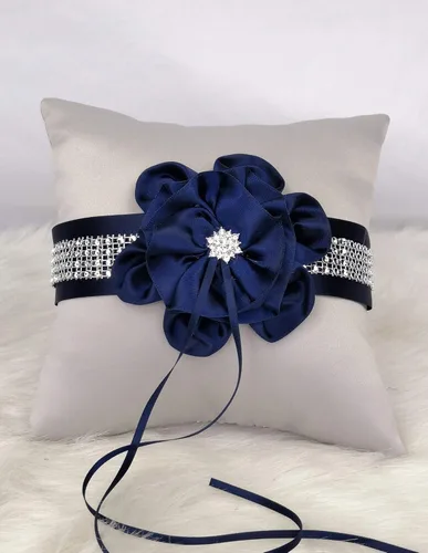 Abbie Home Almohada para portador de anillos de flores en funda de satén plateado con cinta azul marino, decoración de diamantes de imitación,