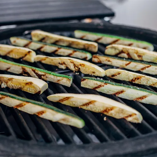 Miniatura 7 de Kamado Joe Rejilla de cocción duradera de hierro fundido de media luna con elevador de parrilla para parrilla clásica Joe de 18 pulgadas