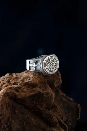 Miniatura 2 de Anillo de protección de demonio con cruz de exorcismo de San Benito, anillo de amuleto de plata, regalo para hombres, graduación universitaria