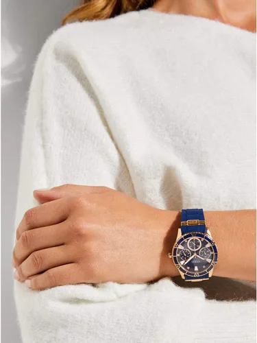 Miniatura 4 de Guess Reloj para mujer de tono dorado + icónico resistente a manchas rojas de silicona