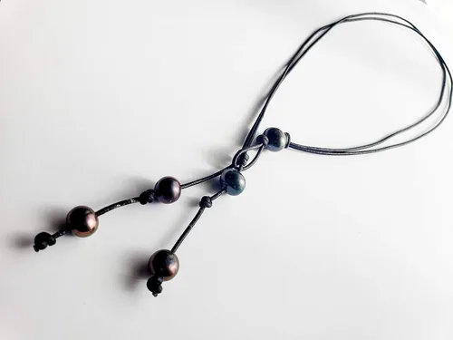 Miniatura 3 de Collar en Y de perlas negras de cuero negro, 20 pulgadas de largo por encima de la borla