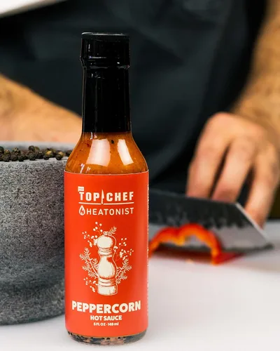 Miniatura 5 de Bravo's Top Chef - Salsa picante de pimienta de Heatonist, celebra la 20ª temporada de Top Chef con calor de pimiento asado al fuego, habaneros