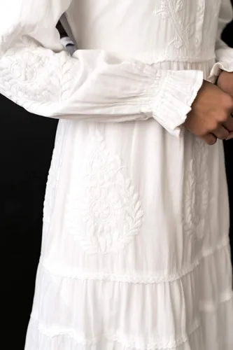 Miniatura 4 de White Elegance Vestido de manga larga de algodón para mujer, color blanco modesto, con botones en la parte delantera