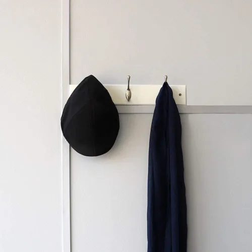 Miniatura 6 de Home Basics Estante colgante de pared blanco con 3 ganchos dobles para entrada elegante y espacios de vida organizados