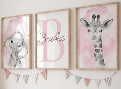 Miniatura 10 de Juego de 3 pósteres de animales de safari para niñas, habitación del bebé, sin marco, con nombre personalizado, flores rosas o moradas, decoración