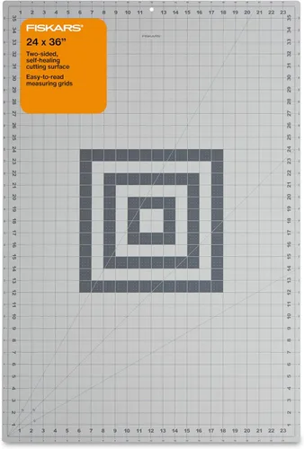 Fiskars Alfombrilla de corte autorreparable para acolchados, artes y manualidades, cuadrícula de 24 x 36 pulgadas, tapete de coser, tabla de cortar