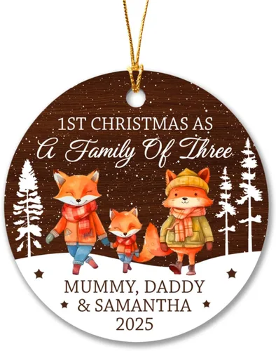 Adorno personalizado de Our Christmas As A Family of Three 2025 – Primera Navidad como familia de 3 zorros – Regalos para padres recién nacidos –