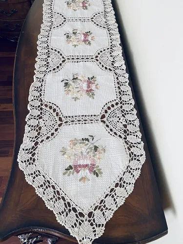 AMT Beautiful - Bufanda decorativa de ganchillo 100% algodón hecha a mano con cinta floral bordada, para camino/aparador, color beige, 16 x 72