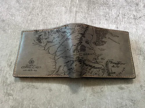 Miniatura 19 de Billetera vintage hecha a mano para hombre – Cuero auténtico plegable con grabado de mapa, regalo personalizable, Castaño, medio, Billetera plegable