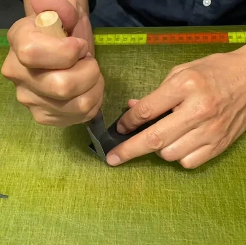 Miniatura 3 de KAKURI Herramienta de perforación de esquina de cuero de 0.984 in hecha en Japón, cuchillo profesional de cuero cortador de cuero medio redondo U