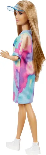 Miniatura 6 de Barbie Fashionistas # 159 - Muñeca pequeña con cabello café claro, vestido teñido tipo camiseta, zapatos blancos y visera, juguete para niñas de 3 a
