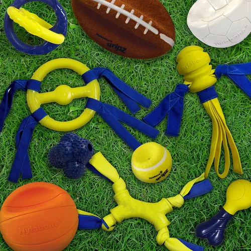 Miniatura 13 de Nylabone Power Play Gripz Pelota de fútbol de fieltro con cuerda de agarre de goma, pelota con pito para perros, mediana (1 unidad)